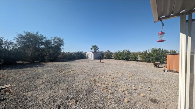 view of yard featuring a storage shed