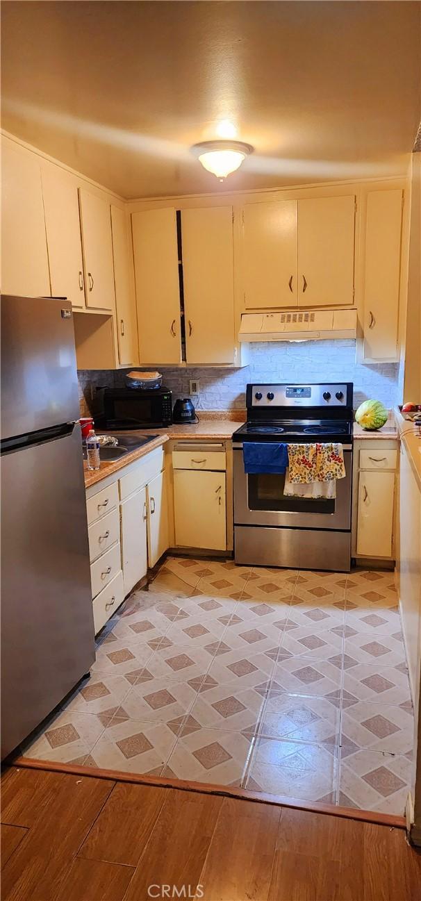 kitchen with appliances with stainless steel finishes and backsplash