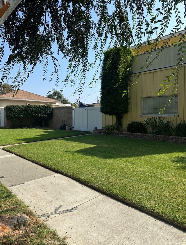 2922 Radnor Ave, Long Beach, CA 90815 - view of yard with fence
