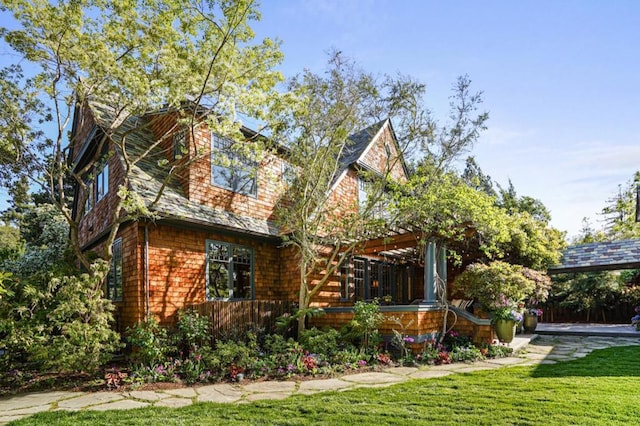 view of front of home with a front lawn