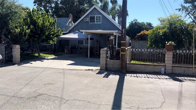 view of front of house with a fenced front yard