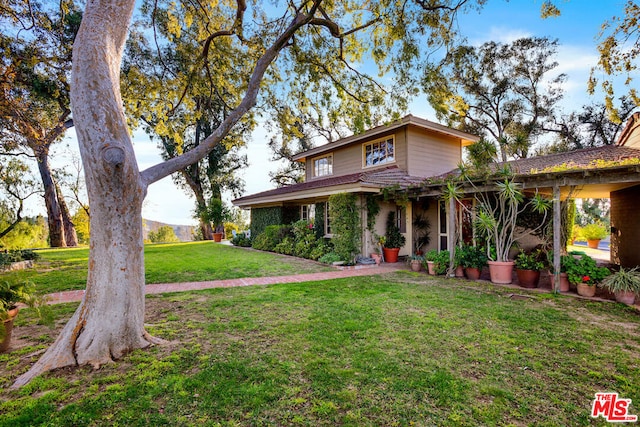 view of front of property featuring a front yard