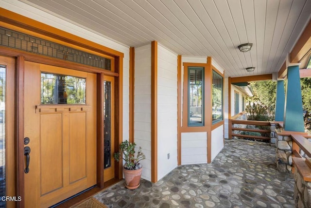 doorway to property with covered porch