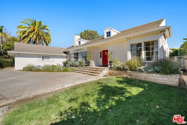 view of front of property featuring a front lawn