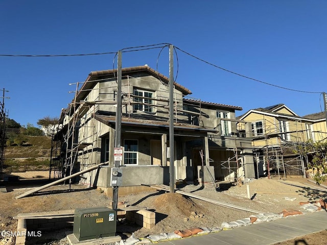 view of front facade featuring a balcony