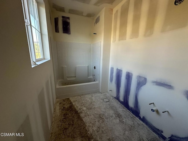 bathroom with tiled shower / bath