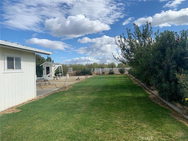 view of yard featuring a patio area