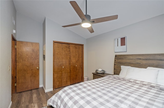 bedroom featuring hardwood / wood-style flooring, lofted ceiling, ceiling fan, and a closet