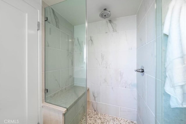 bathroom featuring a tile shower