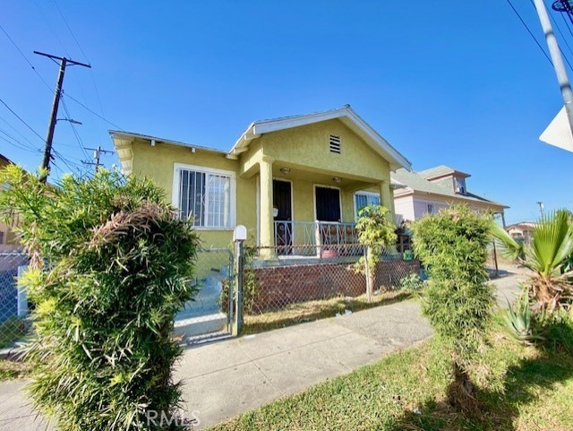 view of front of house featuring covered porch