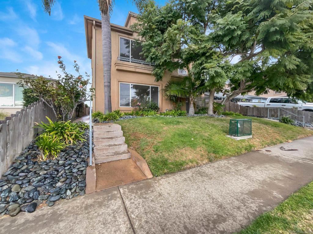 view of front of home with a front lawn