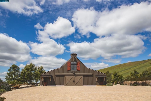 view of front facade featuring an outdoor structure and a mountain view