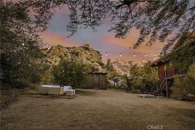 view of yard at dusk