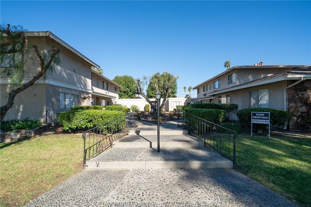 view of property's community featuring a lawn