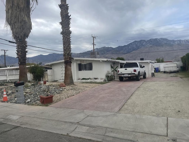 view of front of house featuring a mountain view