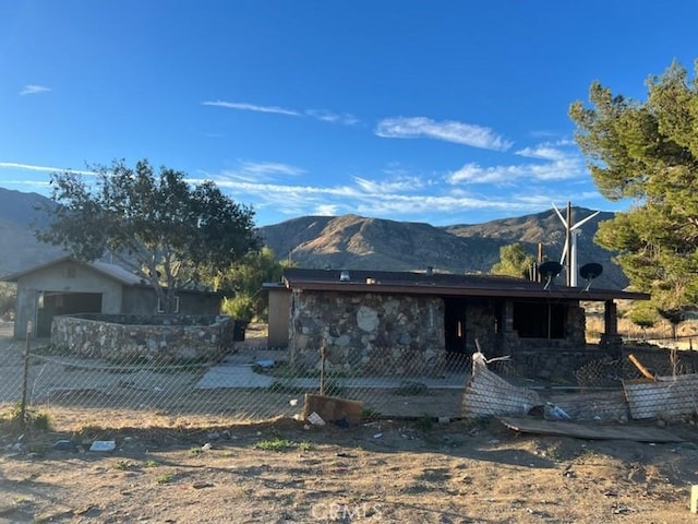 view of front of house featuring a mountain view