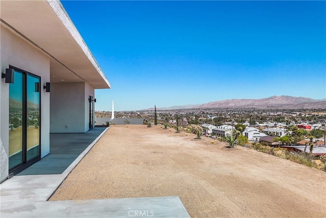 view of yard with a mountain view