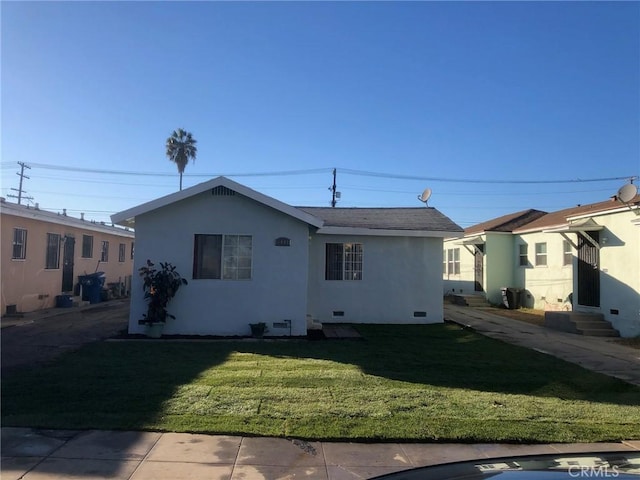 view of front of home featuring a front yard