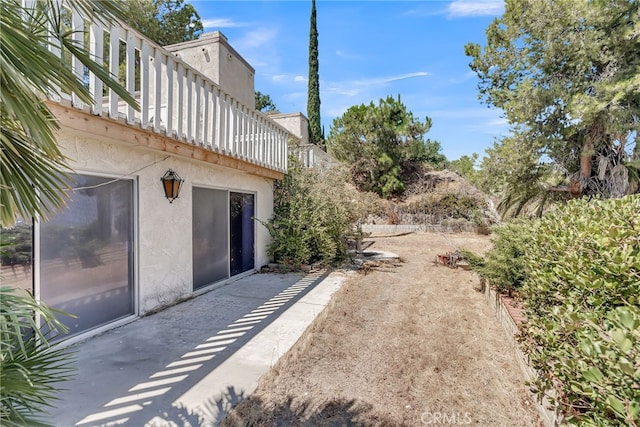 view of yard featuring a patio