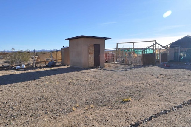 view of yard featuring a shed