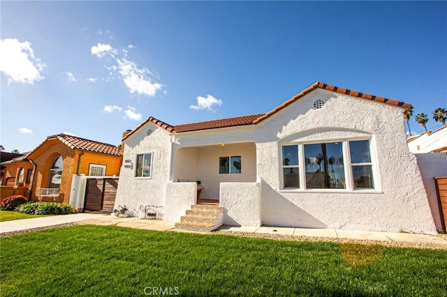 view of front facade with a front yard