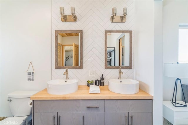 59149 Desert Gold Dr, Yucca Valley, CA 92284 - full bath featuring tasteful backsplash and double vanity