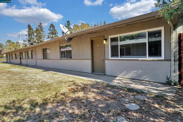 view of front of home featuring a front lawn