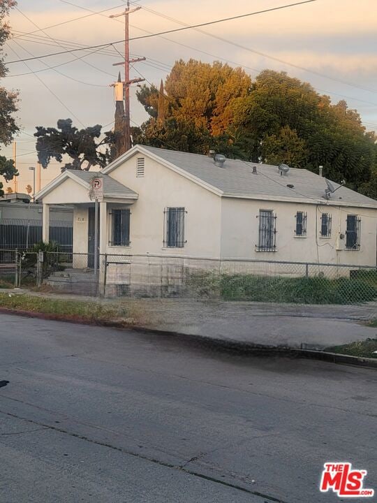 view of front of property