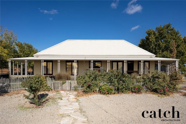 view of front of property with a fenced front yard