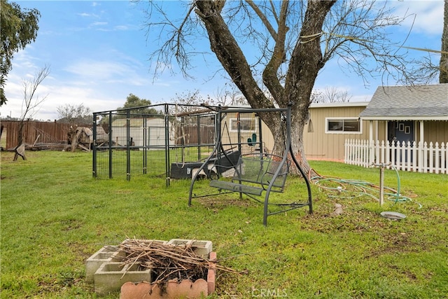 view of yard featuring an outdoor structure