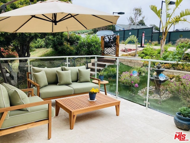 balcony featuring an outdoor hangout area