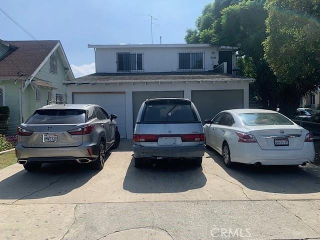 view of front property featuring a garage