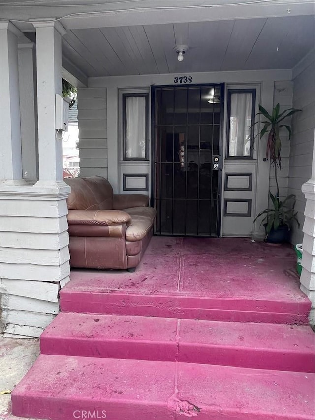 property entrance featuring covered porch