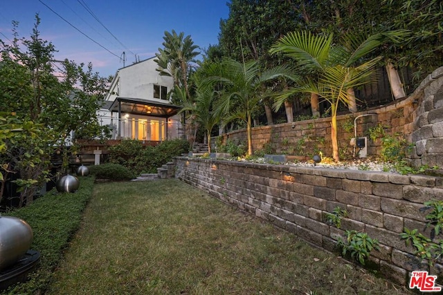 view of yard at dusk