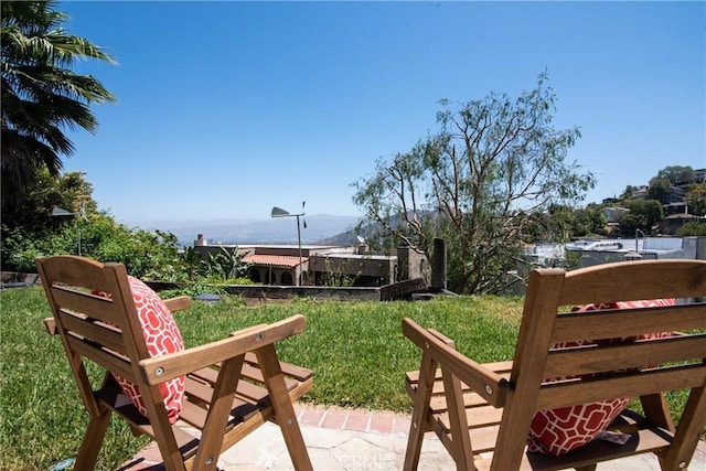 view of yard with a mountain view