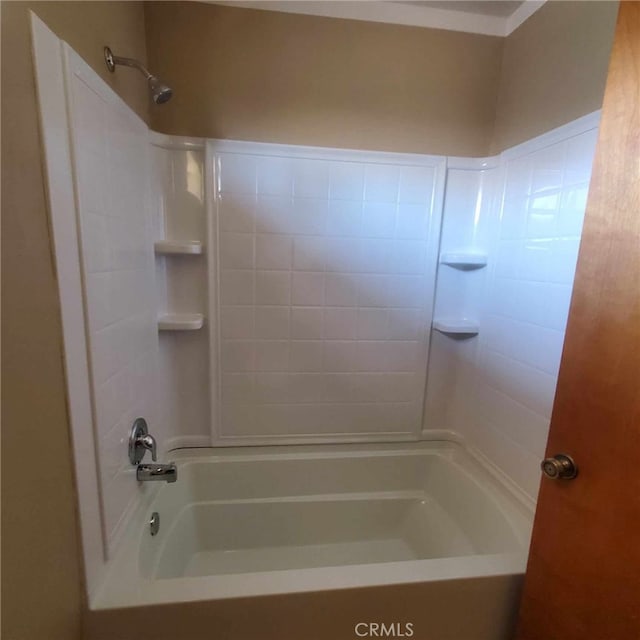 bathroom with tiled shower / bath combo