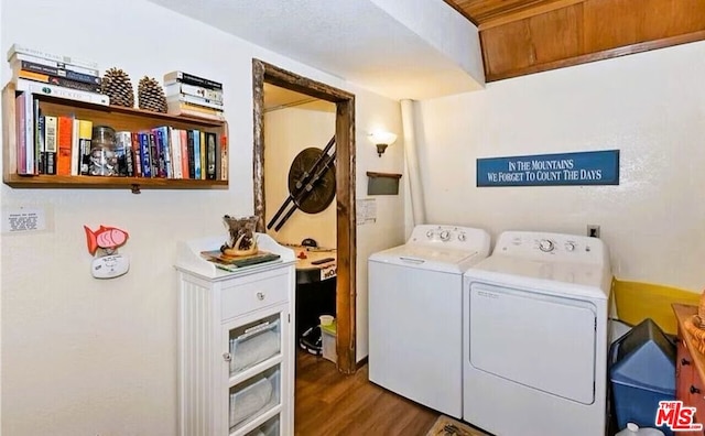 washroom with dark wood-type flooring and independent washer and dryer