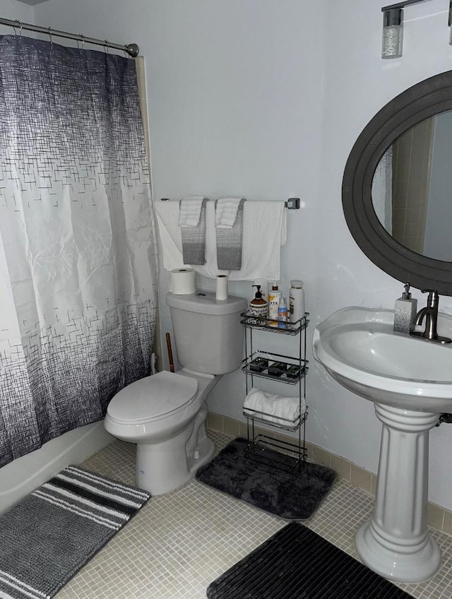 bathroom featuring tile patterned floors, toilet, and a shower with shower curtain