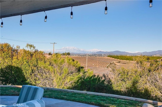 view of yard with a mountain view