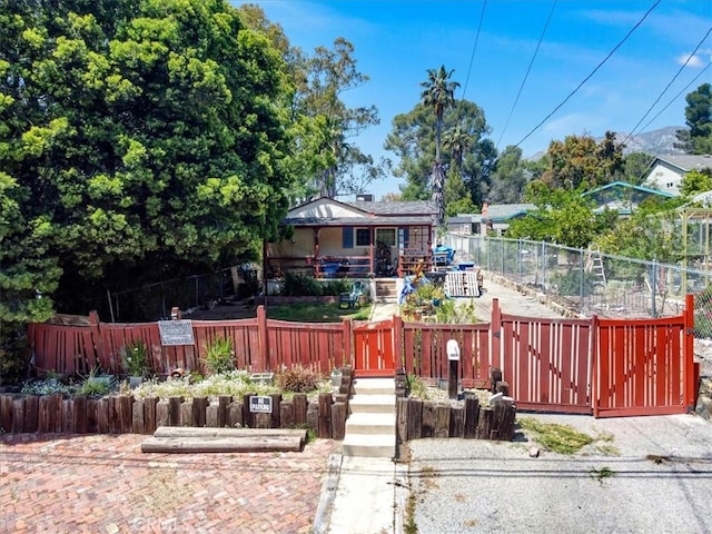 6843 Beckett St, Tujunga, CA 91042 - view of front of property featuring a fenced front yard