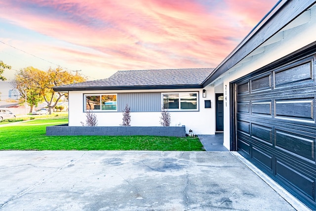 view of front of home featuring a yard