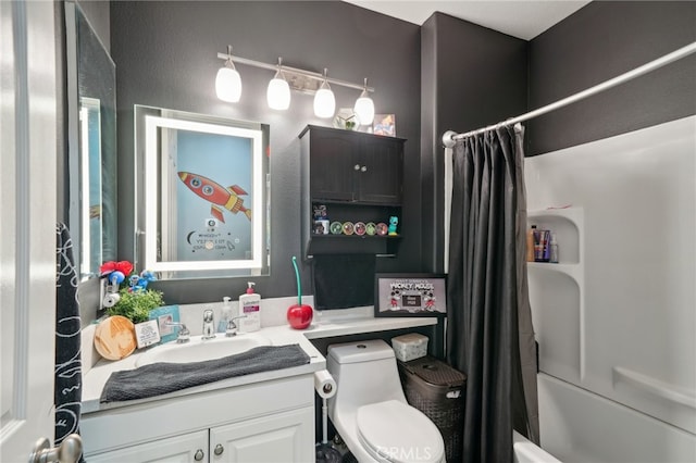 full bathroom featuring shower / bath combo with shower curtain, vanity, and toilet