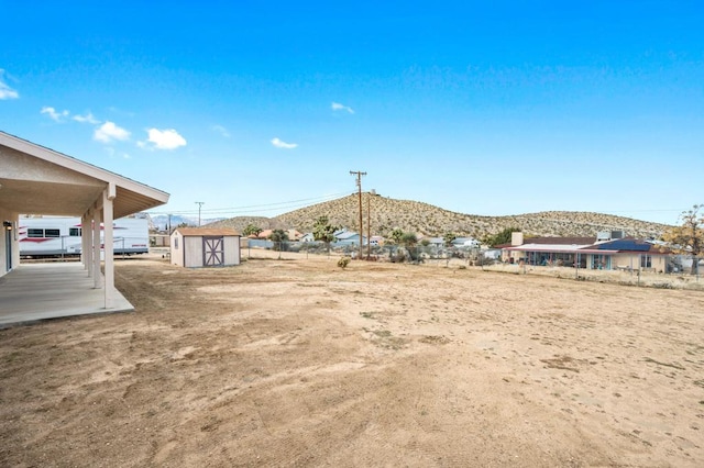 view of yard with a mountain view