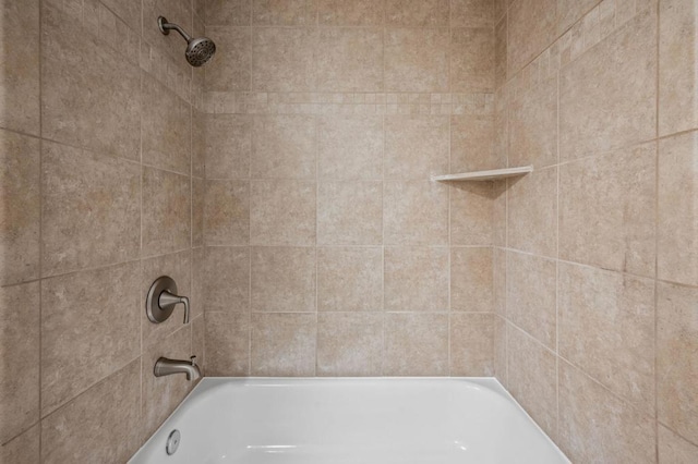 bathroom featuring tiled shower / bath combo