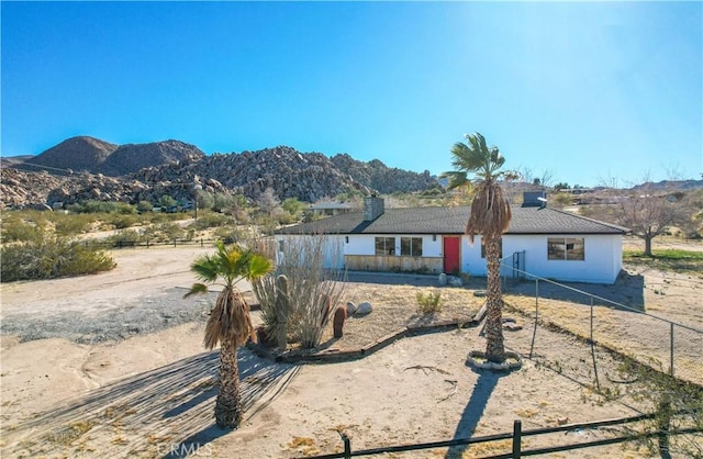 view of front of house featuring a mountain view