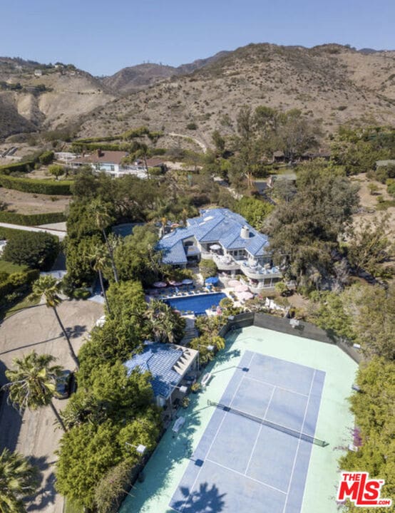 birds eye view of property featuring a mountain view