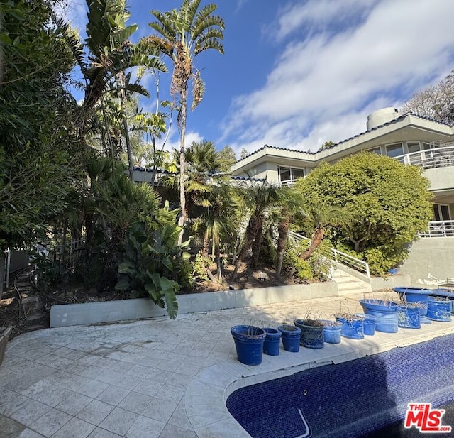 view of front of home featuring a patio