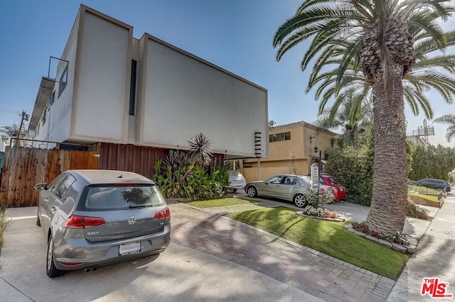 view of front of property with a front yard