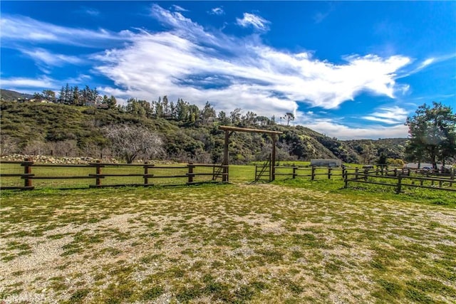 view of yard featuring a rural view