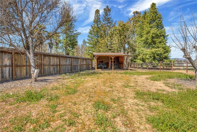 view of yard with an outdoor structure